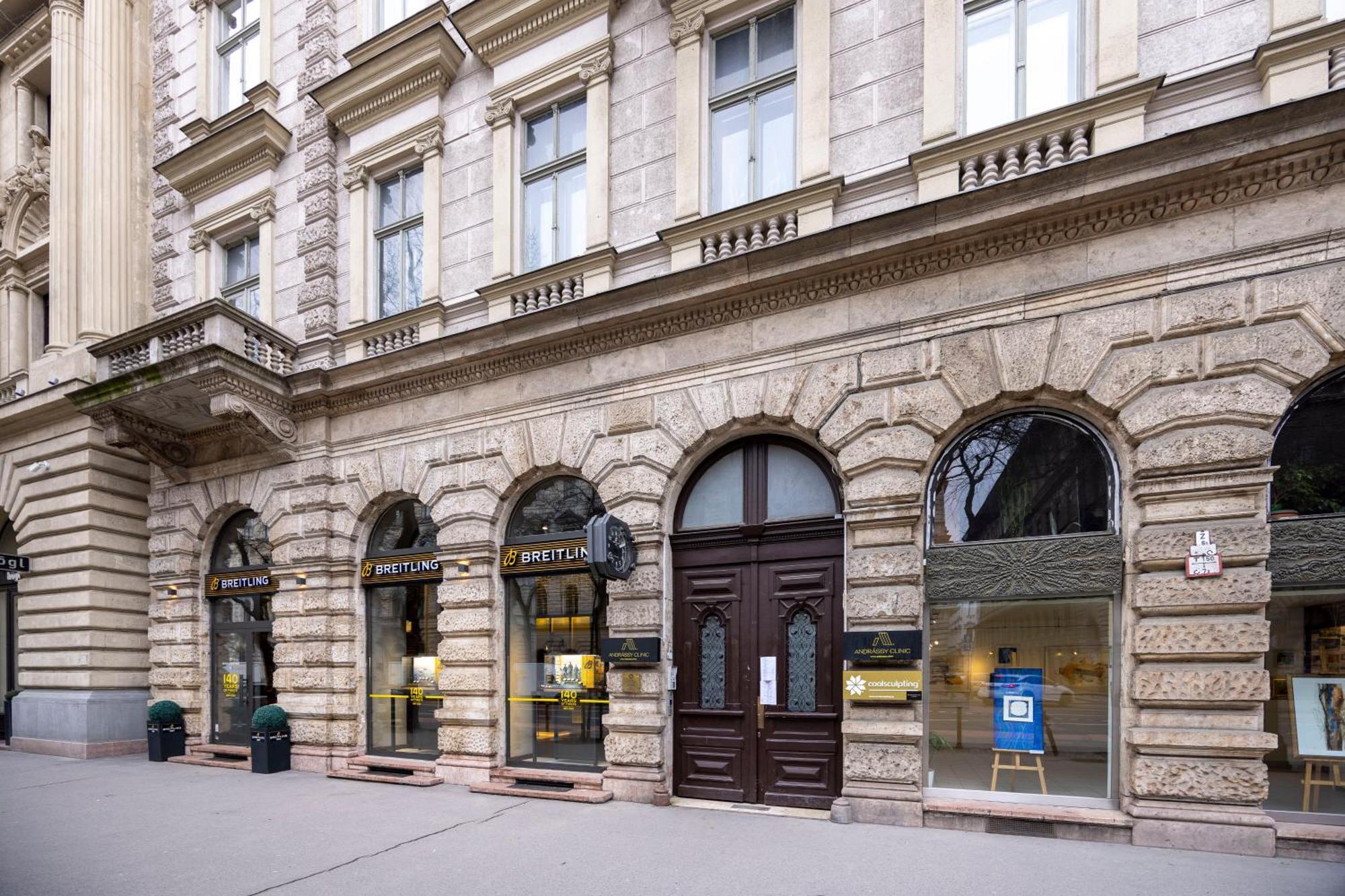 Graceful & Cozy Dream Next To The Opera House Apartment
