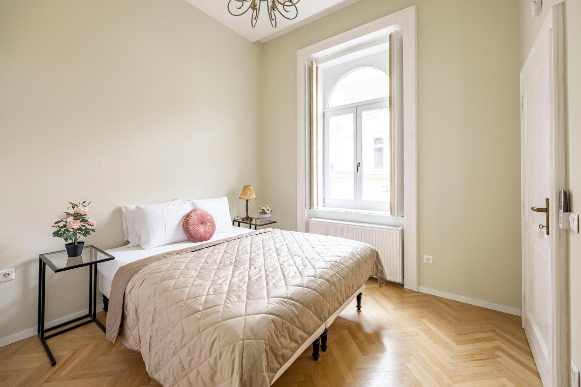 Graceful & Cozy Dream Next To The Opera House Apartmán